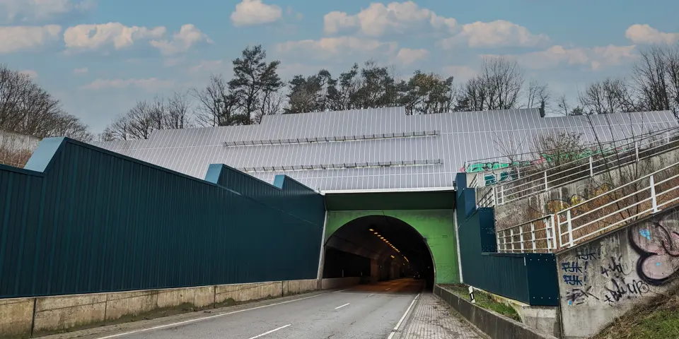 Frisch sanierte Betonoberfläche am Tunnel Berghofen nach Abbruch der Vorsatzschalen